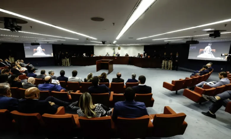 Martin De Luca, advogado de Trump, critica STF após publicação sobre Ouvidoria. Ele ironiza a situação após notícias de contrato de R$ 23 milhões com Banco Master.