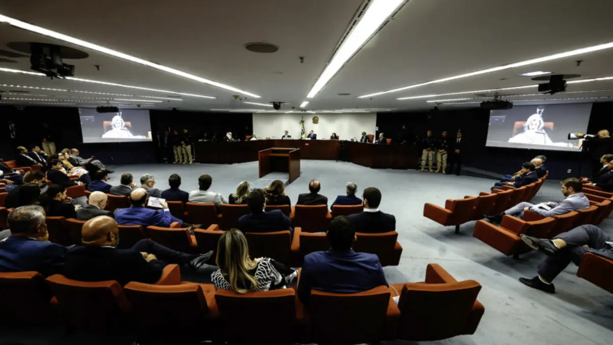 Advogado de Trump Critica STF após Publicação sobre Ouvidoria 14 Martin De Luca, advogado de Trump, critica STF após publicação sobre Ouvidoria. Ele ironiza a situação após notícias de contrato de R$ 23 milhões com Banco Master.