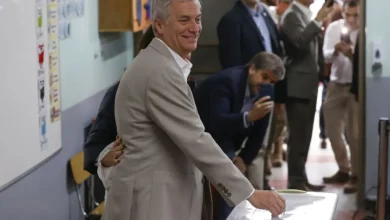 Eleição presidencial chilena: Kast favorito em segundo turno 2 Eleição presidencial chilena: Jeannette Jara e José Antonio Kast competem em segundo turno, com Kast favorito nas pesquisas e Jara buscando se distanciar do governo de Gabriel Boric.