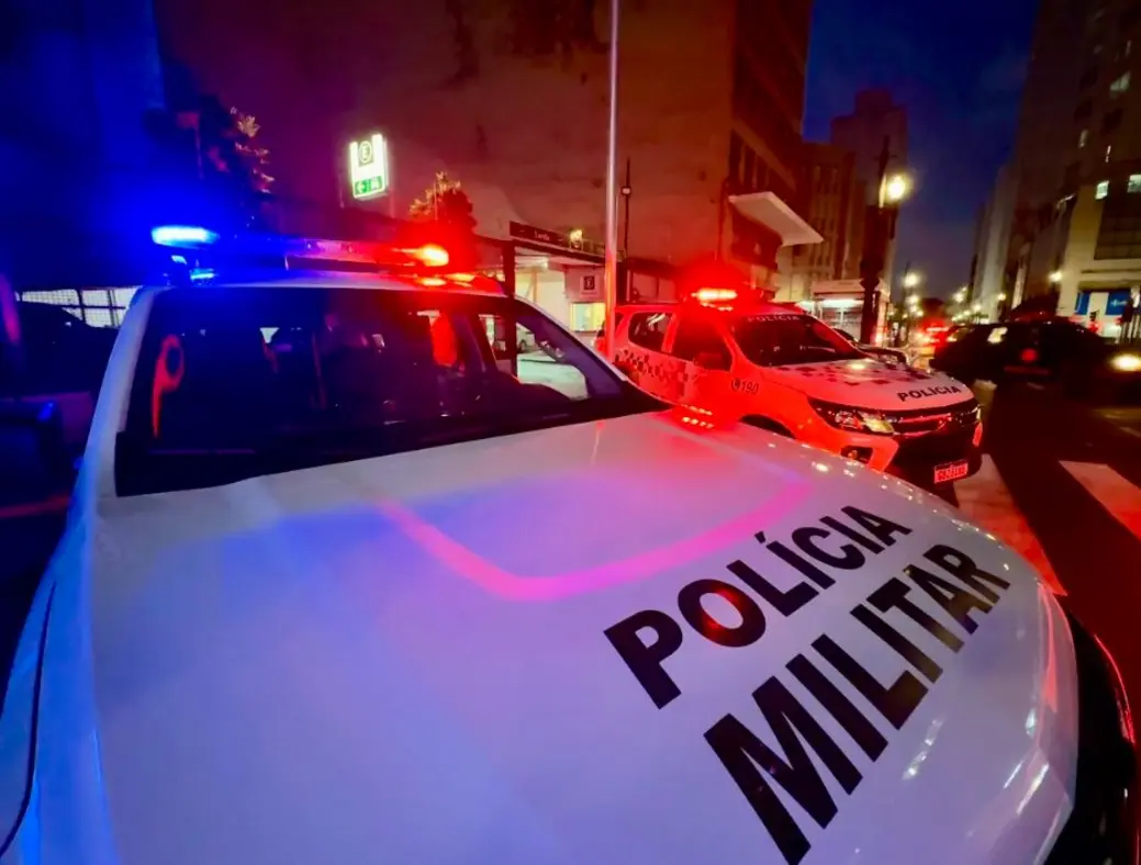 Polícia Militar de SP frustra tentativa de roubo em farmácia no Brooklin, recuperando R$ 41 mil em medicamentos e dinheiro.