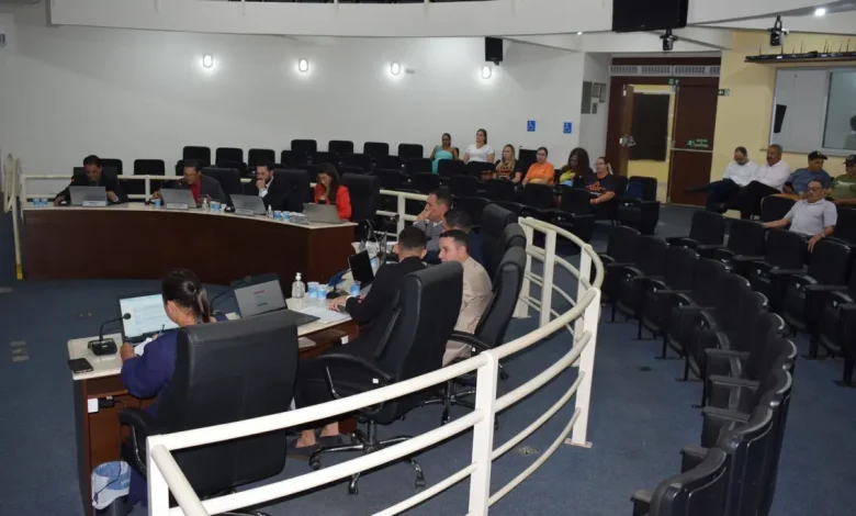 A Câmara de Paraguaçu Paulista inicia seu ano legislativo com a primeira Sessão Ordinária, debatendo requerimentos, indicações e homenageando talentos locais.