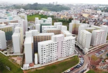 O Governo de São Paulo entrega moradias a 230 famílias em Embu das Artes, melhorando qualidade de vida e protegendo contra situações de emergência com investimento de R$ 42,1 milhões.