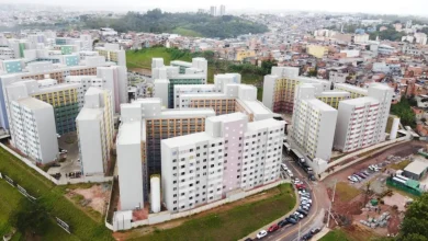 O Governo de São Paulo entrega moradias a 230 famílias em Embu das Artes, melhorando qualidade de vida e protegendo contra situações de emergência com investimento de R$ 42,1 milhões.