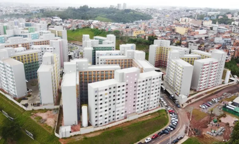 O Governo de São Paulo entrega moradias a 230 famílias em Embu das Artes, melhorando qualidade de vida e protegendo contra situações de emergência com investimento de R$ 42,1 milhões.