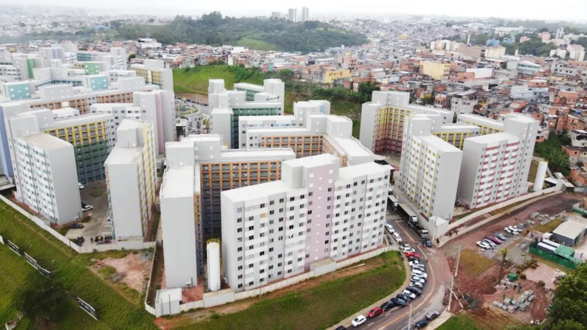 O Governo de São Paulo entrega moradias a 230 famílias em Embu das Artes, melhorando qualidade de vida e protegendo contra situações de emergência com investimento de R$ 42,1 milhões.