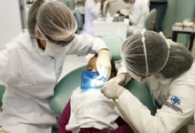 Um estudo recente revela que a saliva artificial pode proteger os dentes de pacientes com câncer de cabeça e pescoço, especialmente após a radioterapia, prevenindo cáries e infecções bucais.