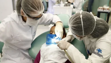 Um estudo recente revela que a saliva artificial pode proteger os dentes de pacientes com câncer de cabeça e pescoço, especialmente após a radioterapia, prevenindo cáries e infecções bucais.