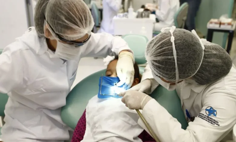 Um estudo recente revela que a saliva artificial pode proteger os dentes de pacientes com câncer de cabeça e pescoço, especialmente após a radioterapia, prevenindo cáries e infecções bucais.