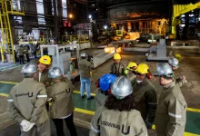 A atmosfera econômica incerta afeta a indústria siderúrgica, com empresas sujeitas a flutuações globais e percepção pública influenciada por impactos ambientais e sociais.