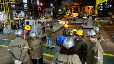 A atmosfera econômica incerta afeta a indústria siderúrgica, com empresas sujeitas a flutuações globais e percepção pública influenciada por impactos ambientais e sociais.