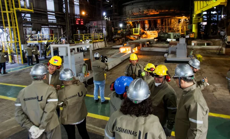 A atmosfera econômica incerta afeta a indústria siderúrgica, com empresas sujeitas a flutuações globais e percepção pública influenciada por impactos ambientais e sociais.