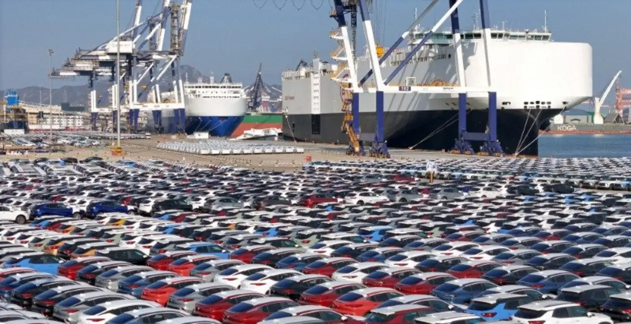 China Alcança Recorde Histórico de Superávit Comercial 14 China alcança recorde histórico de superávit comercial de US$ 1,2 trilhão em 2023, apesar de disputas comerciais e tarifas elevadas.