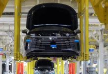 A indústria brasileira enfrenta crise, com índice de produção abaixo da marca de 50, afetado pela falta de demanda, concorrência desleal e inflação alta.