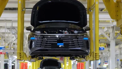 A indústria brasileira enfrenta crise, com índice de produção abaixo da marca de 50, afetado pela falta de demanda, concorrência desleal e inflação alta.