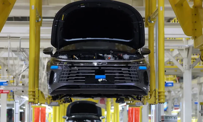 A indústria brasileira enfrenta crise, com índice de produção abaixo da marca de 50, afetado pela falta de demanda, concorrência desleal e inflação alta.