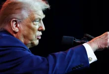 "Presidente dos EUA, Donald Trump, anuncia que Venezuela entregará 30-50 milhões de barris de petróleo ao país, com o dinheiro gerado sob seu controle direto."