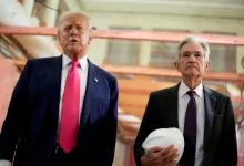 Política monetária e investigação: como a relação entre Trump e Powell afeta a economia dos EUA e o mercado financeiro global.