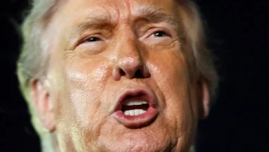 O presidente dos EUA, Donald Trump, critica a programação do Super Bowl, acusando Bad Bunny e Green Day de "semearem ódio", gerando controvérsia sobre política e arte.