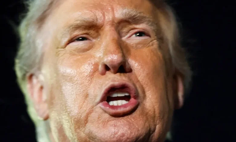 O presidente dos EUA, Donald Trump, critica a programação do Super Bowl, acusando Bad Bunny e Green Day de "semearem ódio", gerando controvérsia sobre política e arte.