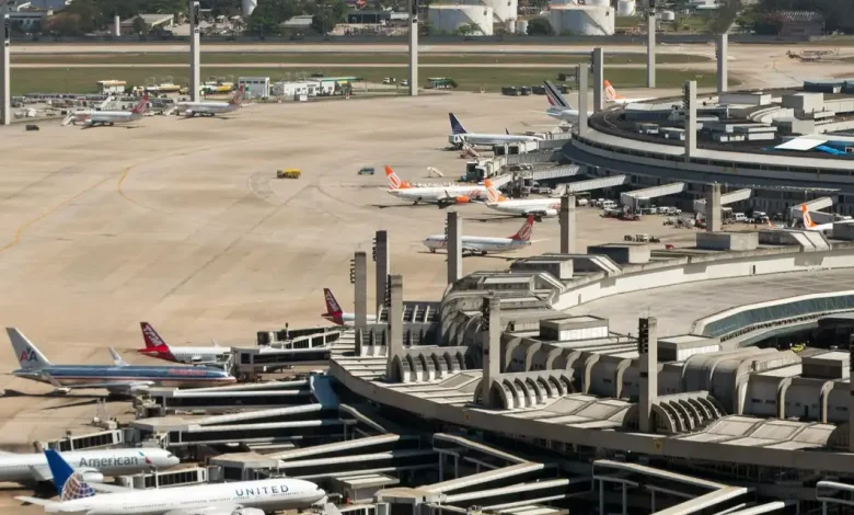 O governo federal pretende leiloar aeroportos, portos e uma hidrovia até o final do ano, com projetos ambiciosos como o Tecon Santos 10 e o leilão do aeroporto do Galeão.
