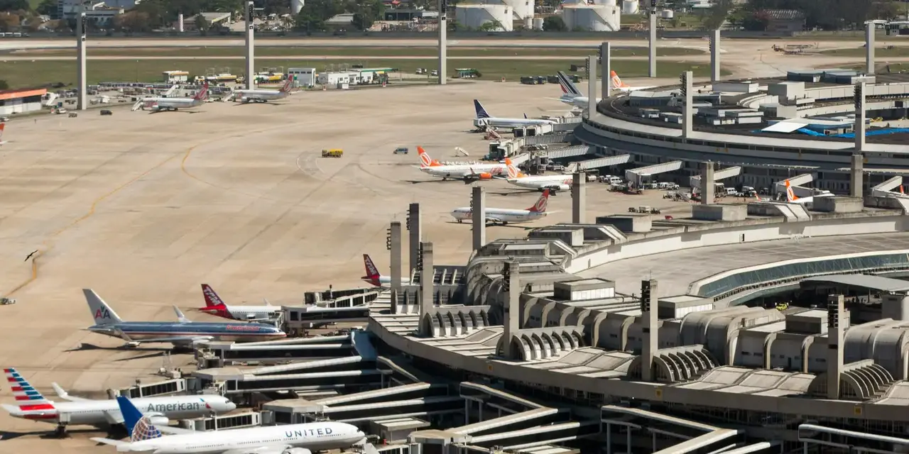 Leilões de Aeroportos, Portos e Hidrovia até o Fim do Ano 14 O governo federal pretende leiloar aeroportos, portos e uma hidrovia até o final do ano, com projetos ambiciosos como o Tecon Santos 10 e o leilão do aeroporto do Galeão.