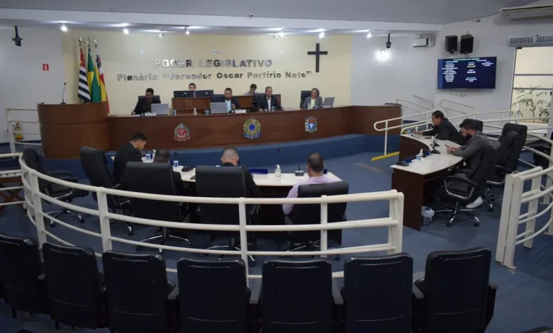 A Folha de Paraguaçu detalha a aprovação do reajuste salarial para servidores municipais. Saiba os percentuais e o impacto da medida na cidade.