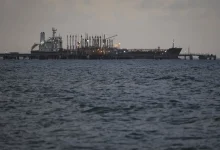 Navio petroleiro venezuelano foi apreendido pelos EUA em águas venezuelanas, aumentando tensão entre os países e preocupando a Rússia com impacto em suas exportações.