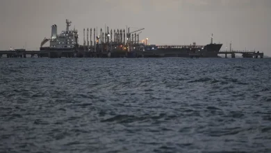 Navio petroleiro venezuelano foi apreendido pelos EUA em águas venezuelanas, aumentando tensão entre os países e preocupando a Rússia com impacto em suas exportações.