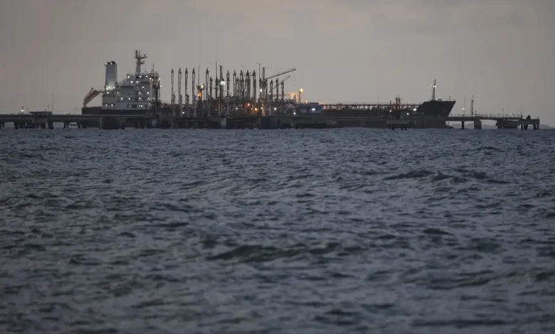 Navio petroleiro venezuelano foi apreendido pelos EUA em águas venezuelanas, aumentando tensão entre os países e preocupando a Rússia com impacto em suas exportações.