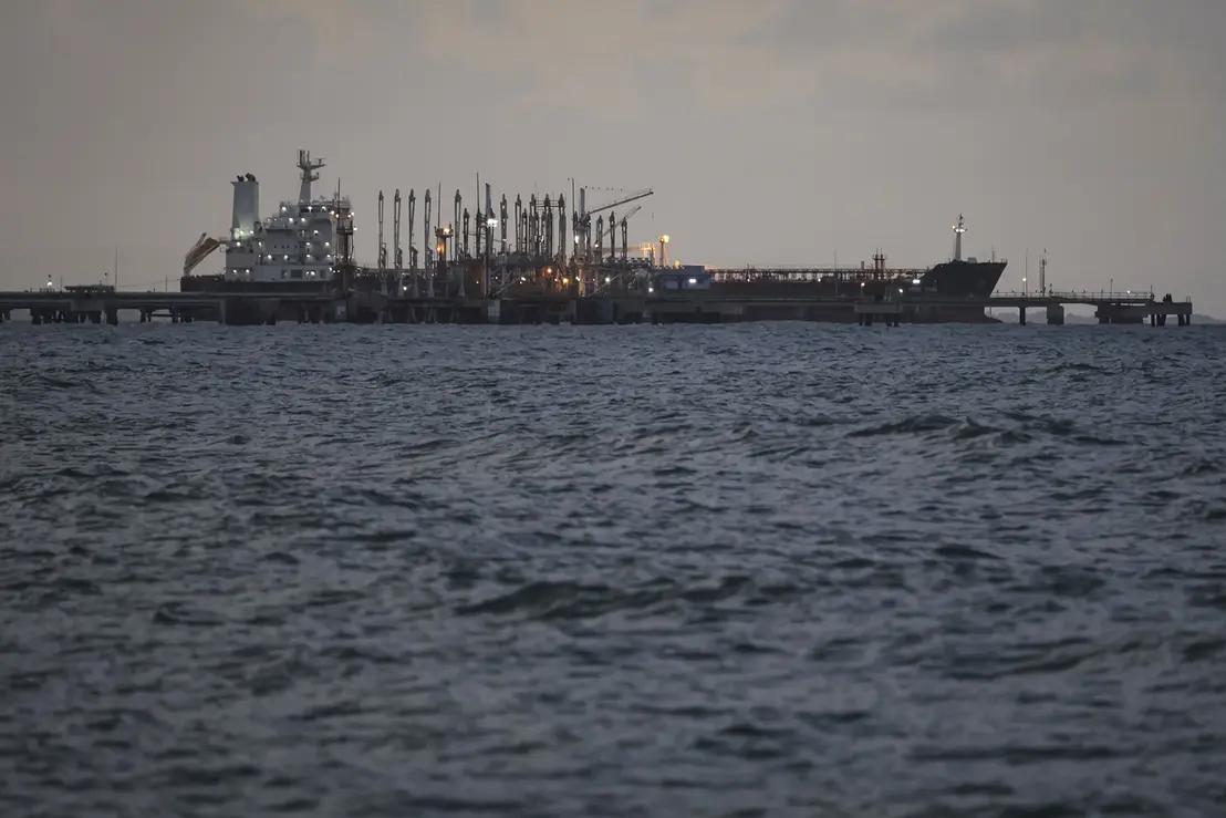 Navio petroleiro venezuelano foi apreendido pelos EUA em águas venezuelanas, aumentando tensão entre os países e preocupando a Rússia com impacto em suas exportações.