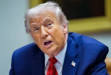 Donald Trump evita tomar posição sobre morte de mulher por agente do ICE, gerando expectativa sobre consequências de tal atitude e medidas de prevenção futuras.