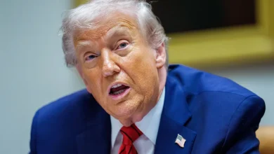 Donald Trump evita tomar posição sobre morte de mulher por agente do ICE, gerando expectativa sobre consequências de tal atitude e medidas de prevenção futuras.