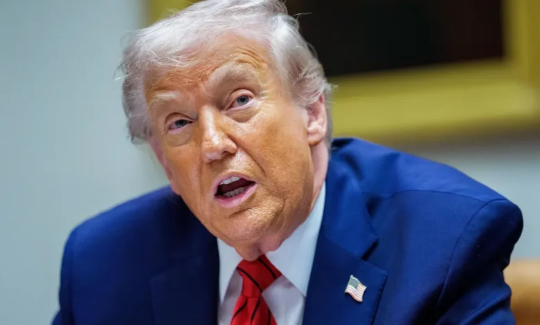 Donald Trump evita tomar posição sobre morte de mulher por agente do ICE, gerando expectativa sobre consequências de tal atitude e medidas de prevenção futuras.