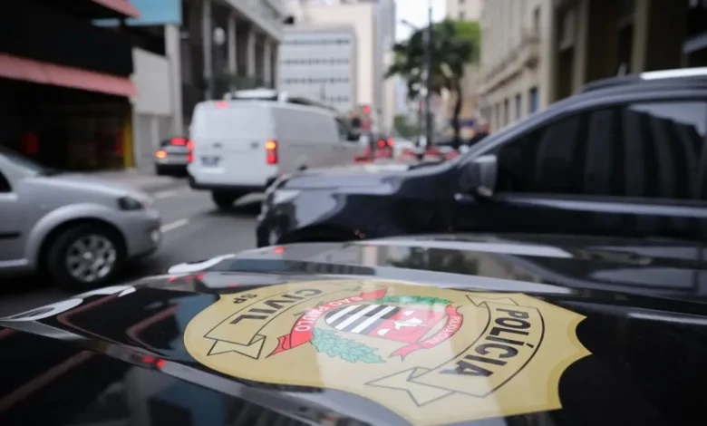 Polícia Civil realiza operação bem-sucedida, libertando vítima de sequestro e recuperando caminhão roubado na Grande São Paulo, com ação incansável contra o crime e proteção à comunidade.