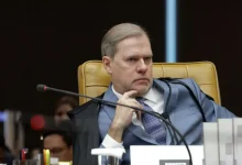 O STF é alvo de críticas sobre a atuação do ministro Dias Toffoli na investigação de crimes financeiros no Banco Master, com suspeitas de influência de parentes e amigos.
