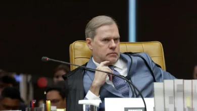 O STF é alvo de críticas sobre a atuação do ministro Dias Toffoli na investigação de crimes financeiros no Banco Master, com suspeitas de influência de parentes e amigos.