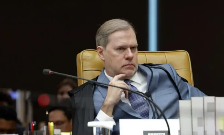 O STF é alvo de críticas sobre a atuação do ministro Dias Toffoli na investigação de crimes financeiros no Banco Master, com suspeitas de influência de parentes e amigos.