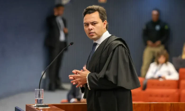 Pedido de prisão preventiva contra Lulinha, filho do presidente Lula, é analisado pelo STF por suspeita de fraude no INSS, com risco de fuga e aplicação da lei penal.