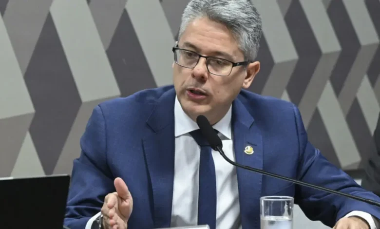 Senador Alessandro Vieira acusa ministros do STF de tentar constranger órgãos federais de controle e fiscalização, como PF e Receita.