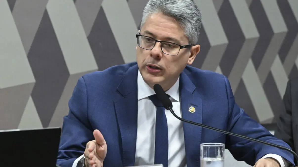 Senador Alessandro Vieira Acusa Ministros do STF 14 Senador Alessandro Vieira acusa ministros do STF de tentar constranger órgãos federais de controle e fiscalização, como PF e Receita.