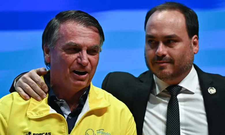 Carlos Bolsonaro defende união da direita brasileira, afirmando que sem coesão não haverá mudanças políticas.