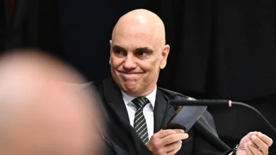 O Supremo Tribunal Federal estabeleceu critérios para visitas do ex-presidente Jair Bolsonaro em regime fechado, autorizando entrada de familiares em condições específicas.