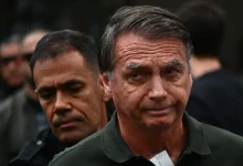 Polícia Militar do Distrito Federal informa que equipe de medicamentos de Jair Bolsonaro recebe auxílio de preso em regime semiaberto para redução de pena. O ex-presidente cumpre pena em regime fechado e pede benefícios adicionais.