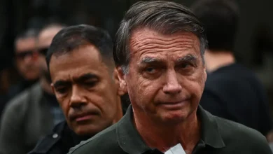 Polícia Militar do Distrito Federal informa que equipe de medicamentos de Jair Bolsonaro recebe auxílio de preso em regime semiaberto para redução de pena. O ex-presidente cumpre pena em regime fechado e pede benefícios adicionais.