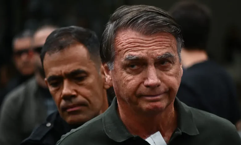 Polícia Militar do Distrito Federal informa que equipe de medicamentos de Jair Bolsonaro recebe auxílio de preso em regime semiaberto para redução de pena. O ex-presidente cumpre pena em regime fechado e pede benefícios adicionais.