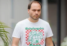 Carlos Bolsonaro descreve incidente com Jair Bolsonaro em cela da Polícia Federal no Rio, após queda da cama e problemas de saúde.