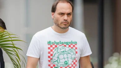 Carlos Bolsonaro descreve incidente com Jair Bolsonaro em cela da Polícia Federal no Rio, após queda da cama e problemas de saúde.