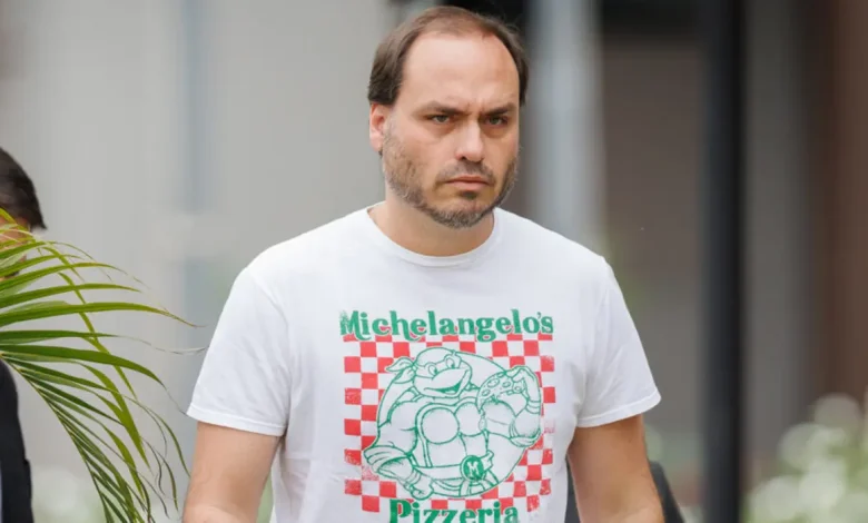 Carlos Bolsonaro descreve incidente com Jair Bolsonaro em cela da Polícia Federal no Rio, após queda da cama e problemas de saúde.