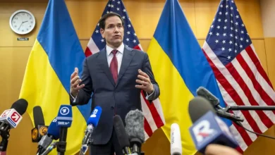 Após a saída de Maduro, os EUA sinalizam abertura para diálogo com Delcy Rodríguez, a nova líder venezuelana. Entenda a mudança de estratégia e os desafios.