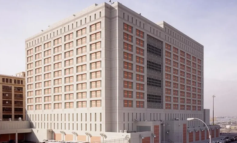 Presídio federal de Allenwood nos EUA abriga Nicolás Maduro, ex-presidente da Venezuela, em condições de vida confortáveis. Local notável por receber figuras públicas condenadas.